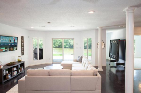 Waterfront Contemporary near Oaklawn and shopping, 5 bd, 4 ba, for 14 guests!